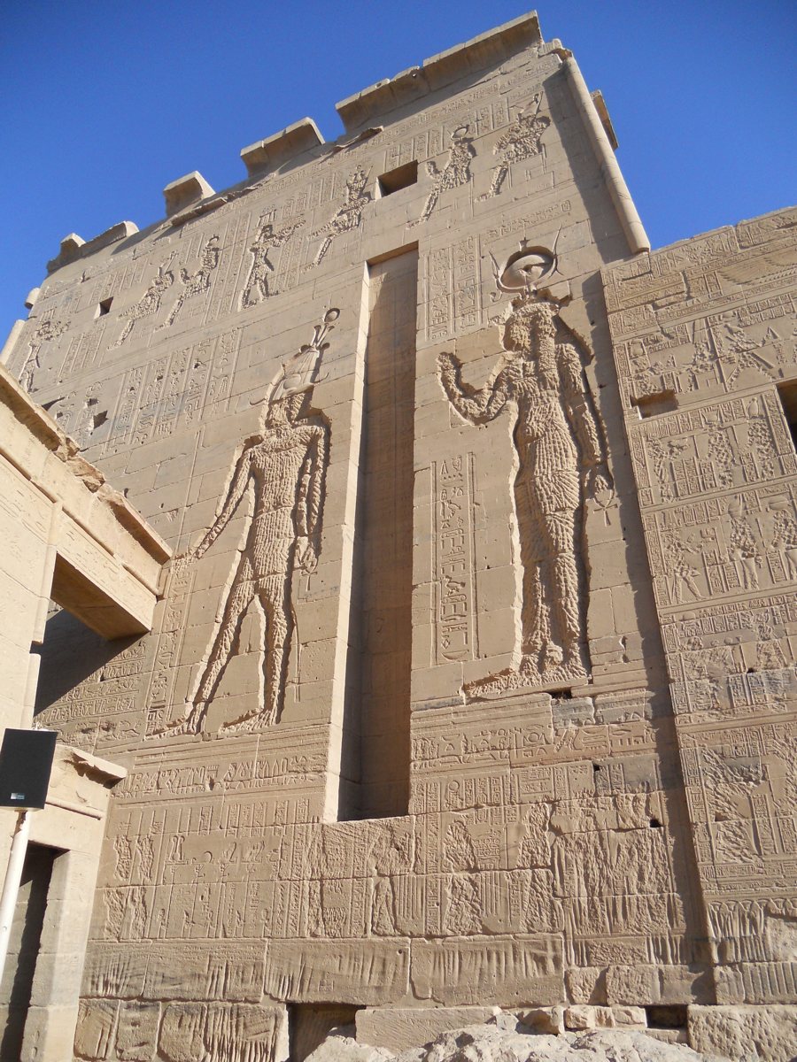 Reliefgeschmückte Tempelfassade unter blauem Himmel in Ägypten