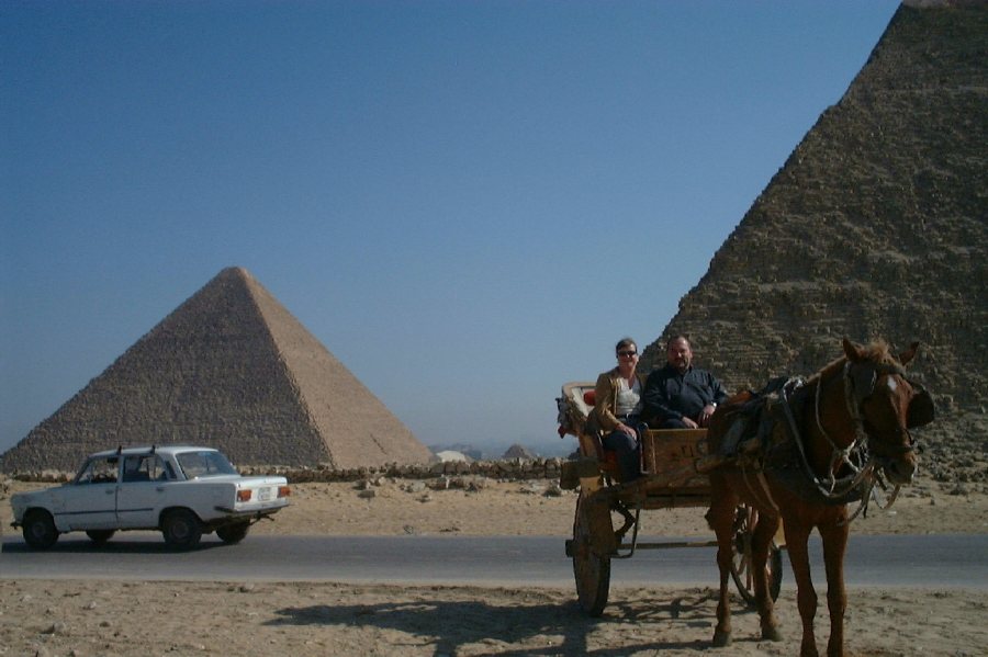 Pyramiden von Gizeh mit Pferdekutsche auf der Straße