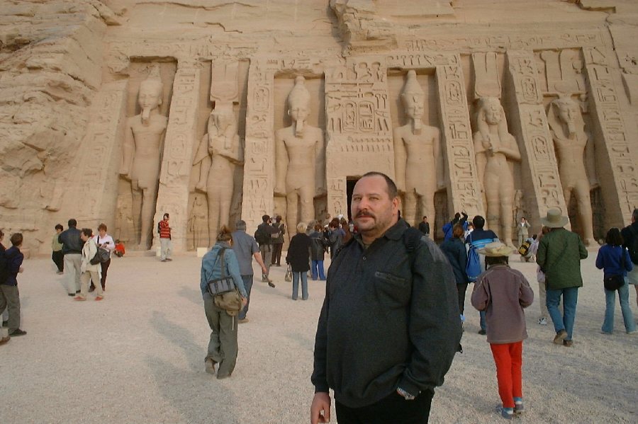 Besucher vor der Fassade des Großen Tempels von Abu Simbel