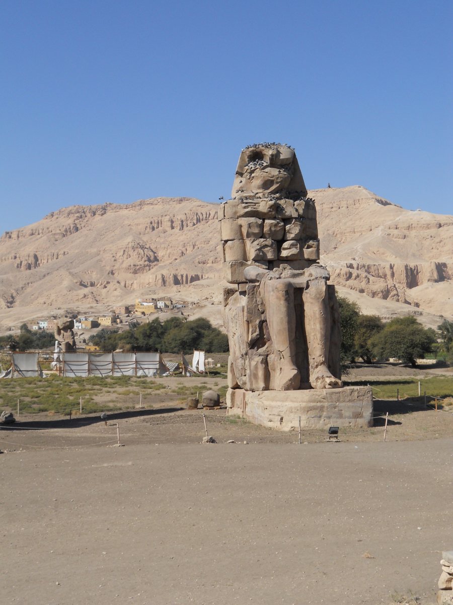 Memnonkoloss vor den Bergen bei Luxor