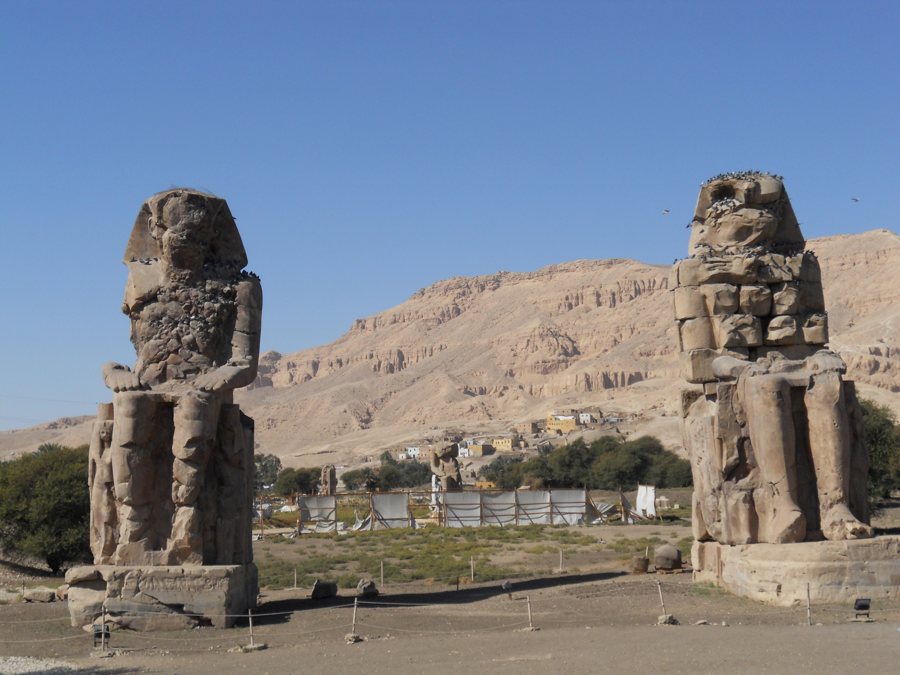 Memnonkolosse vor der Felslandschaft am Westufer von Luxor