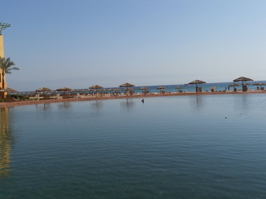 Pool und Sonnenschirme an einem ägyptischen Küstenresort