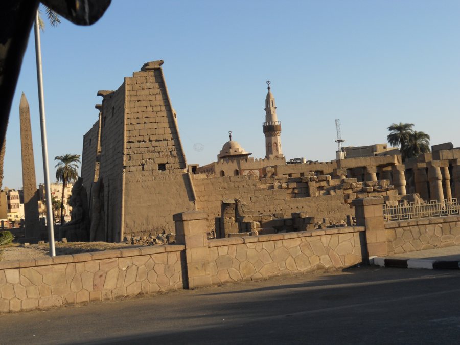 Antike Tempelruinen in Ägypten mit Obelisk und Minarett