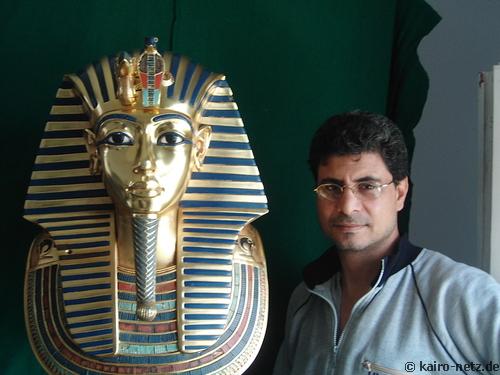 Dr. Mostafa El Ezapy mit goldener Maske des Tutanchamun