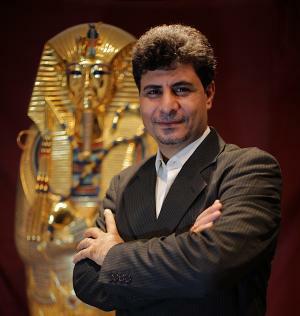 Dr. Mostafa El Ezapy mit Tutanchamun